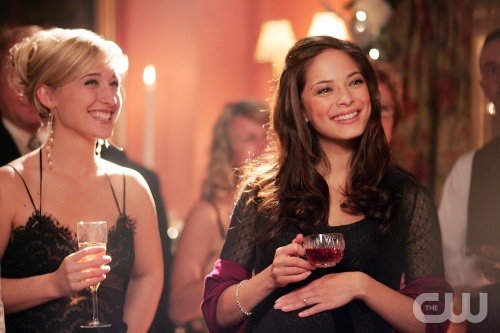 TheCW Staffel1-7Pics_317.jpg - SMALLVILLE"Lexmas" (Episode #509)Image #SM509-2239Pictured (l-r): Allison Mack as Chloe Sullivan, Kristin Kreuk as Lana LangCredit: © The WB/Michael Courtney